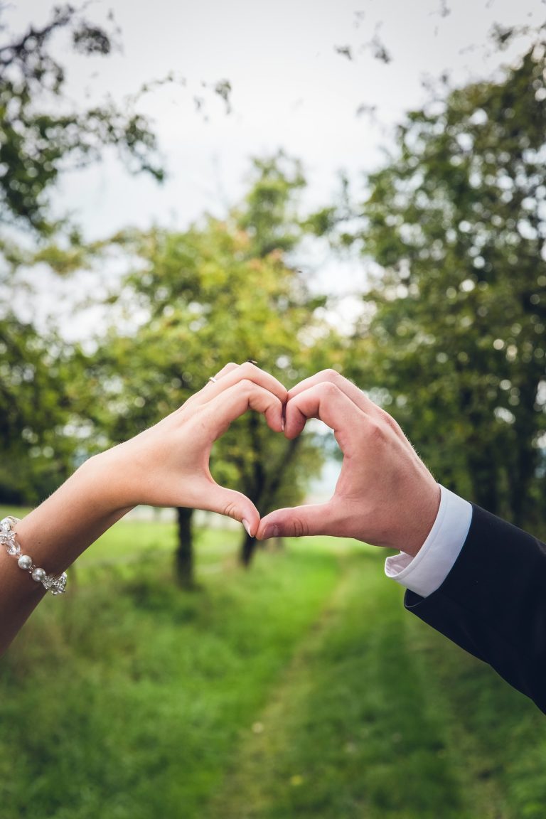 groom and bridge hand gesture